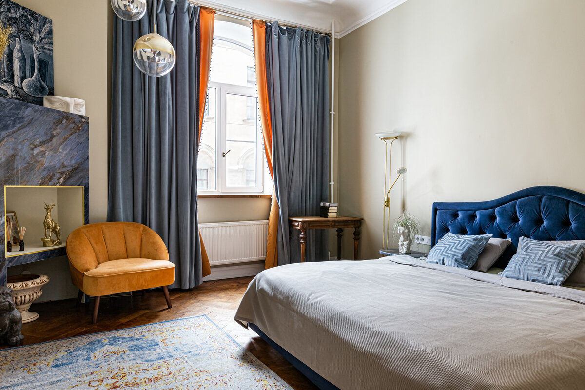  Большинство предпочитают приезжать в этот город летом. Зимой в Санкт-Петербурге меньше солнечных дней, не работают фонтаны и не поднимают мосты.-7-3