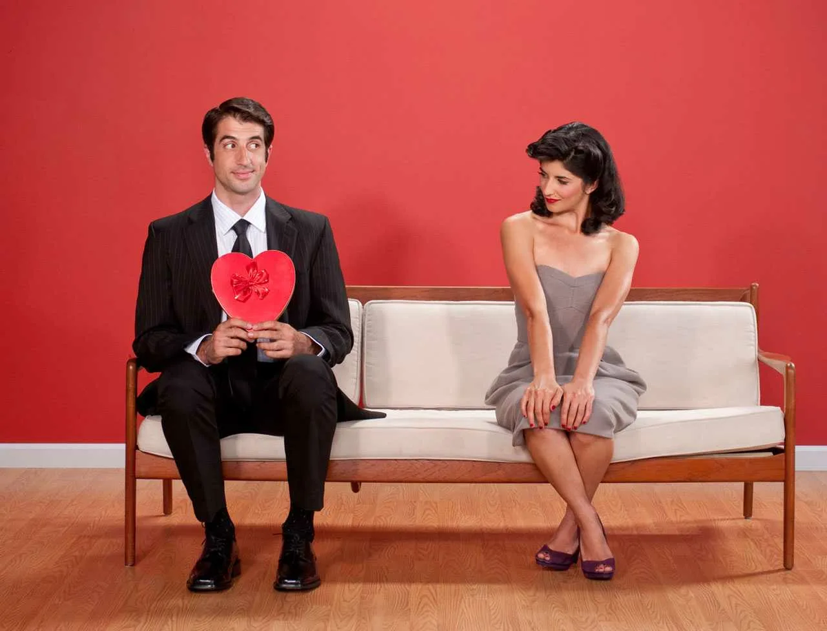 Парень знакомится с девушкой. Застенчивый парень. Встреча людей. Девушка стесняется мужчины. Мужчина и женщина.