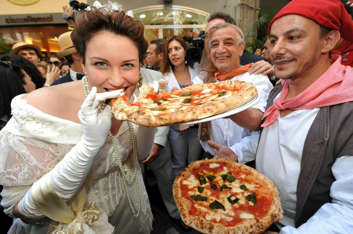 Пиццафест (PIZZAFEST) В Неаполе, Италия. Фестиваль пиццы в Неаполе. Фестиваль пиццы в Италии. Итальянец ест пиццу.