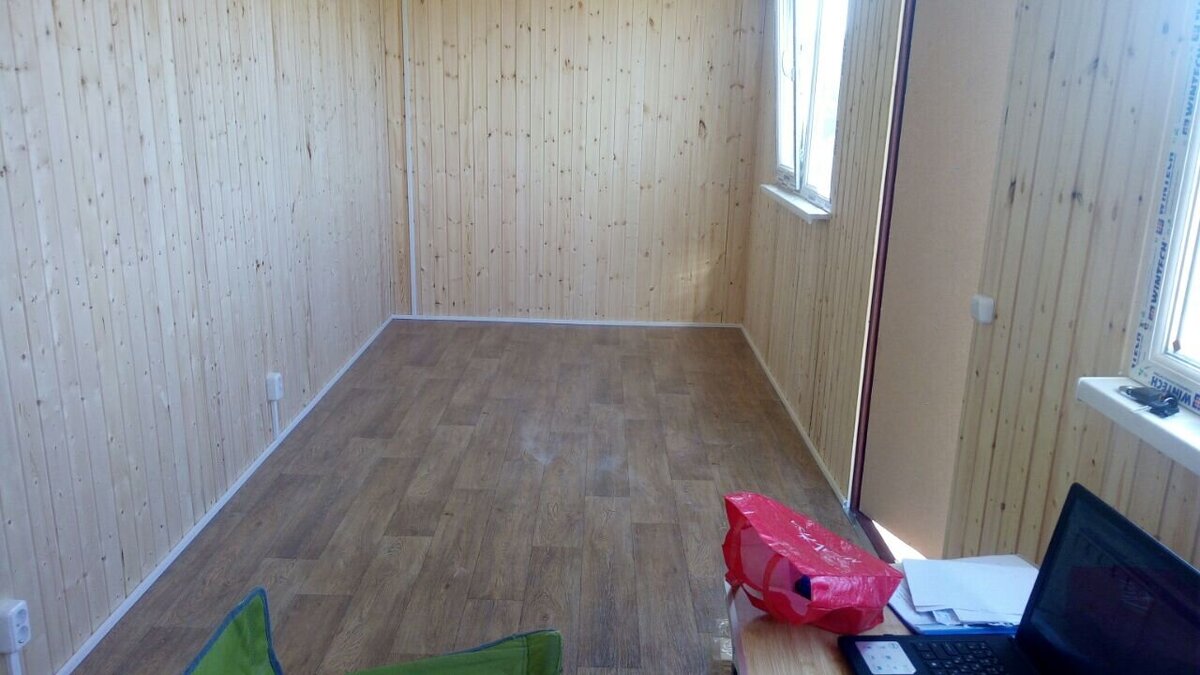 Первые часы в бытовке! Ее только привезли