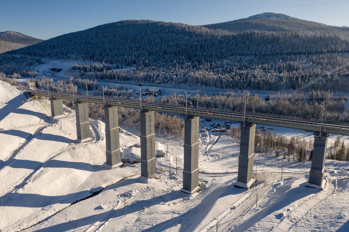 © Пресс-служба Красноярской железной дороги / kras.rzd.ru ( «Козинский виадук», известный как «Чертов мост». В советской прессе виадук называли выдающимся инженерным сооружением, не имевшим аналогов в мировой практике. Этот объект изначально проектировали под два пути, но двухпутным он стал лишь после реконструкции в 2020 г.) 