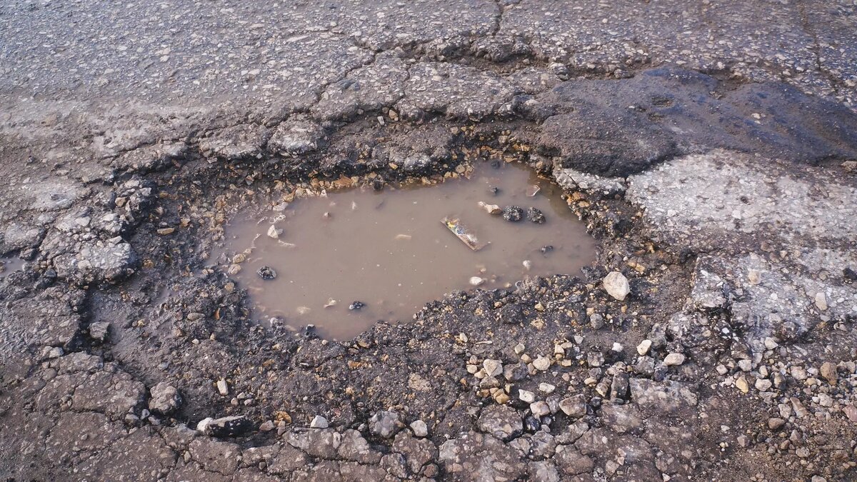     Власти Республики не смогли доказать важность объекта, но участок дороги в черте города отремонтируют на другие средства. Об этом на Прямой линии рассказал Глава региона Артур Парфенчиков.