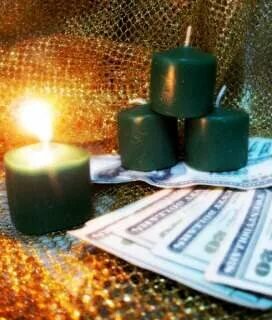Луна денег свеча. Свеча «денежная». Зеленая свеча и деньги. Зеленая свеча с монетами. Ритуал с зеленой свечой.