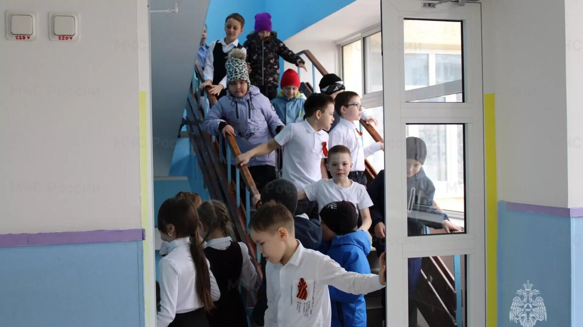     В Азове в среду, 25 октября, провели эвакуацию в нескольких школах, сообщили очевидцы в соцсетях.