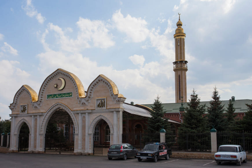 Погода в ингушетии назрань. Центральная мечеть Назрань. Центральная мечеть Ингушетии. Центральная мечеть в Сунжа Ингушетия. Мечеть города Магас Республика Ингушетия.