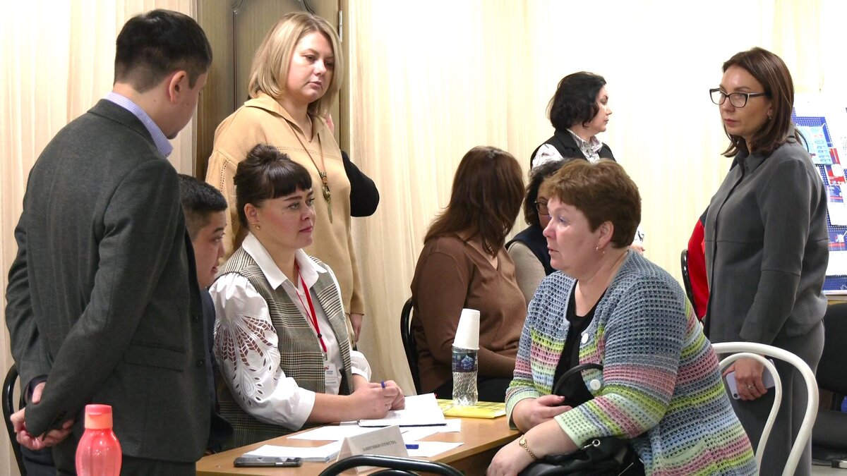    Для югорчан на встречах с губернатором работают консультационные пункты