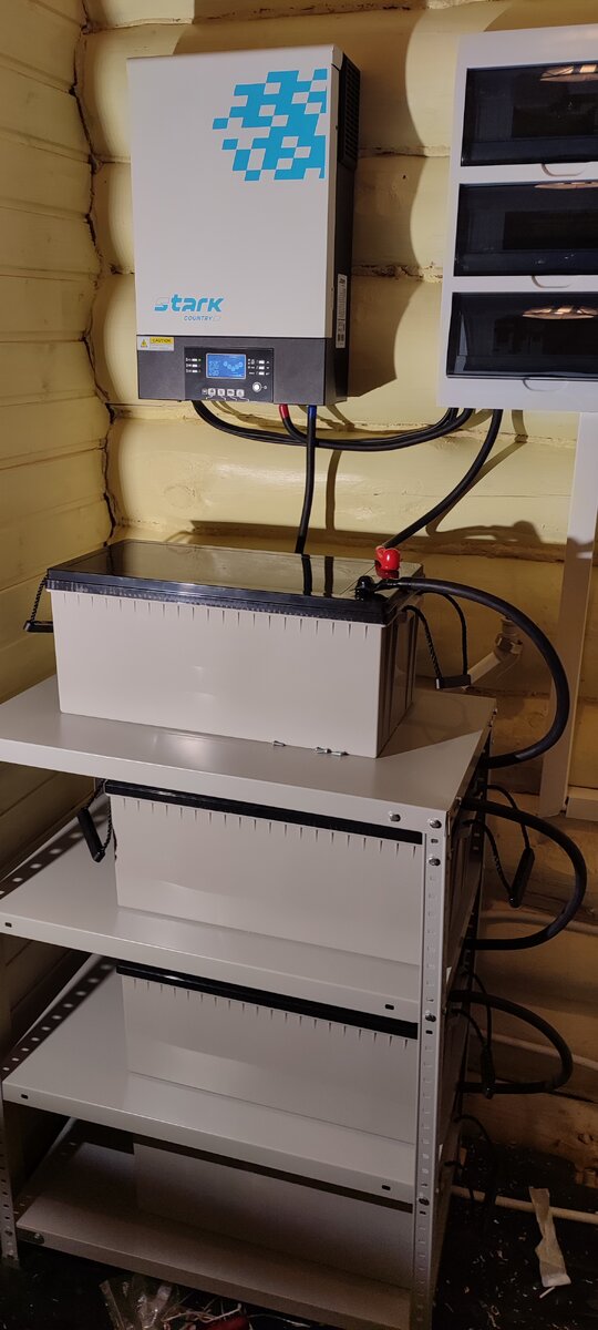 На полке стоит 4 аккумулятора, но можно разместить в 2 раза больше, а можно и полку побольше поставить...