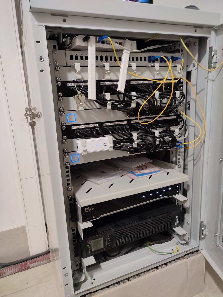 Онлайн ИБП внизу телекоммуникационного шкафа