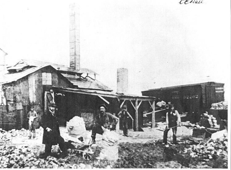 Фото 1897 года для The Herald Bulletin, в темном пальто Чарльз Холл на своем заводе по производству каменной ваты в Александрии, штат Вирджиния