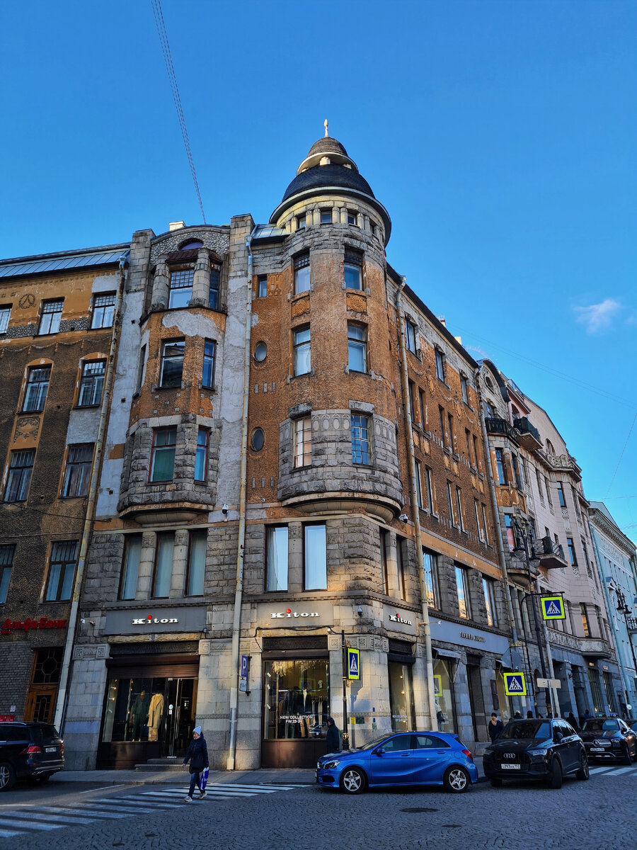 Фото: Парадная гостья