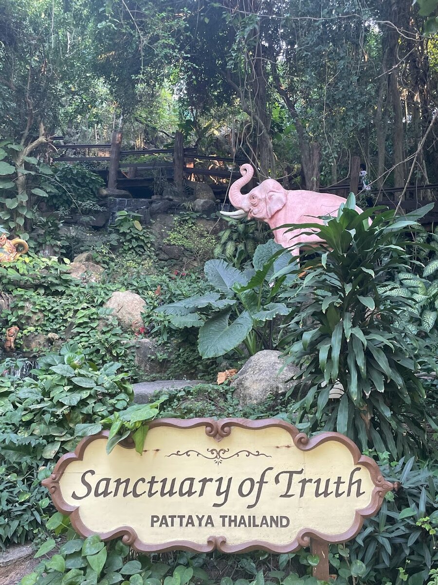 Фигурки в деревьях вдоль дороги к храму