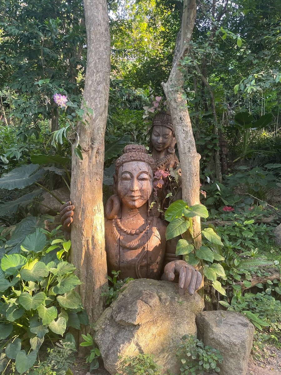 Фигурки в деревьях вдоль дороги к храму