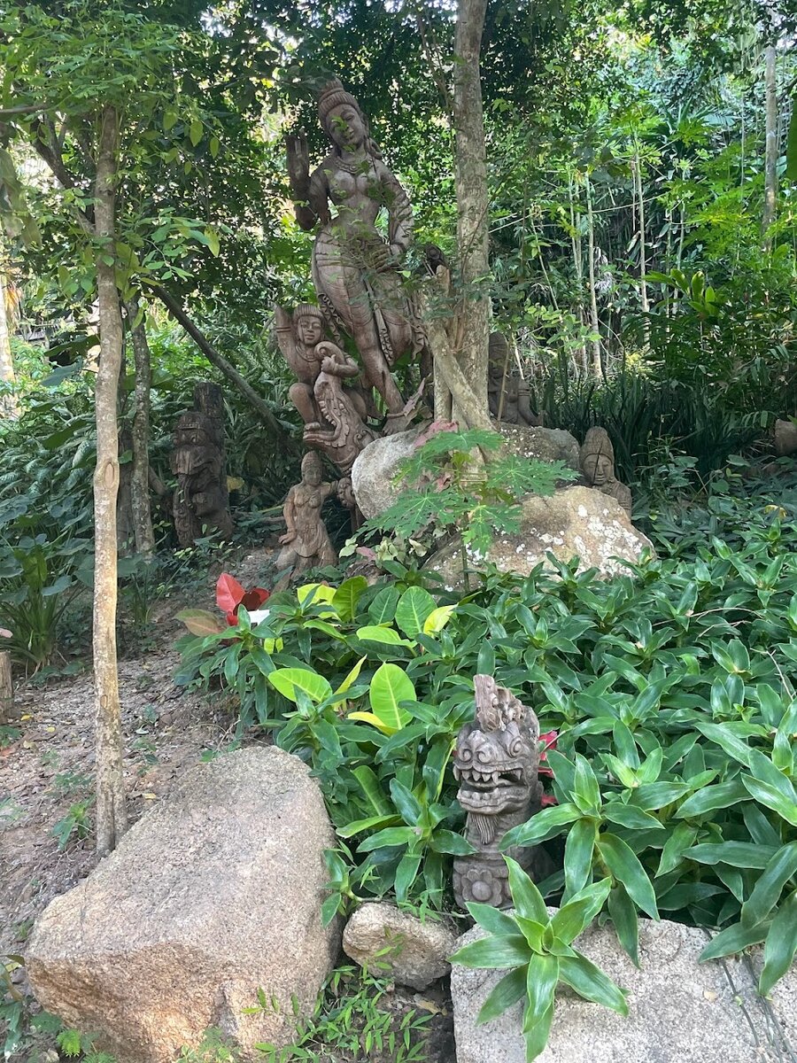 Фигурки в деревьях вдоль дороги к храму