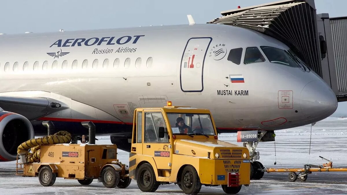    Илья Соболев летел с семьёй из Москвы на Мальдивы.