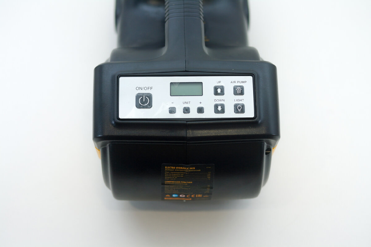 В сегодняшнем обзоре я познакомлю вас с чемоданчиком, который пригодится любому автомобилисту.-11