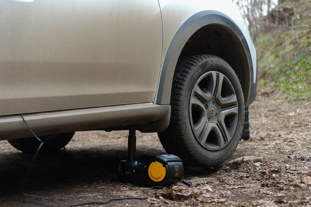 В сегодняшнем обзоре я познакомлю вас с чемоданчиком, который пригодится любому автомобилисту.-20-3