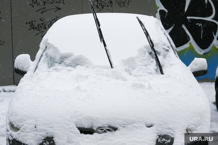    Первыми, кто ощутил на себе последствия непогоды, стали тюменские водители. Во дворах их ожидали усыпанные снегом автомобили. А после очистки авто, им предстояло простоять в утренних пробках