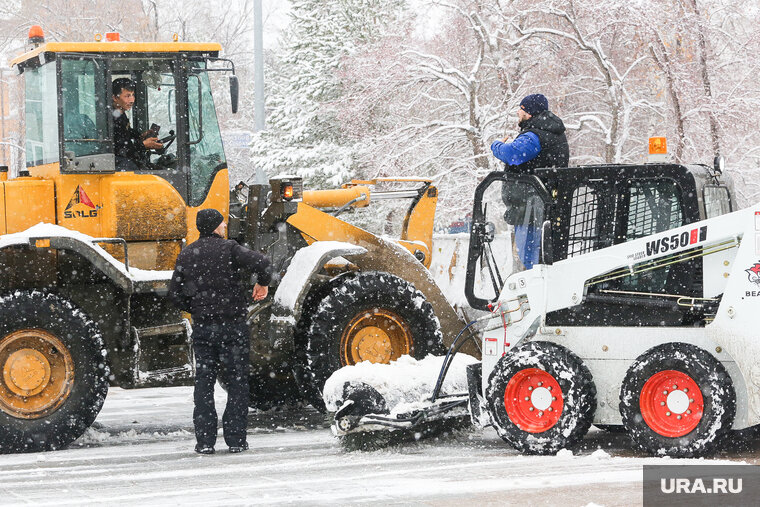    Очищать дороги и тротуары от снега начали уже в 8:00. Как рассказали в мэрии, в работе задействовали 365 единиц спецтехники и 619 дорожников