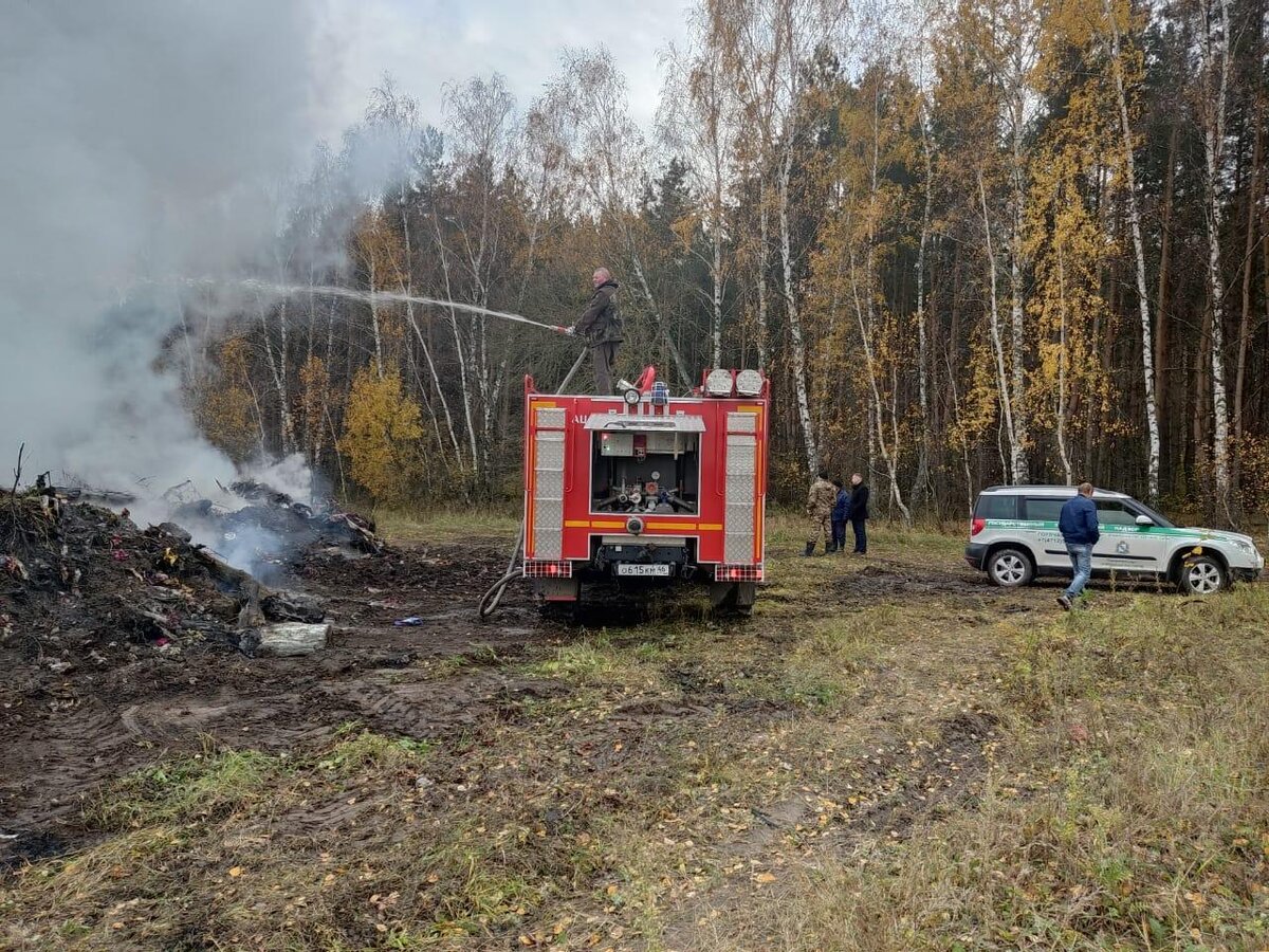    В Курской области горела несанкционированная свалка вблизи кладбища