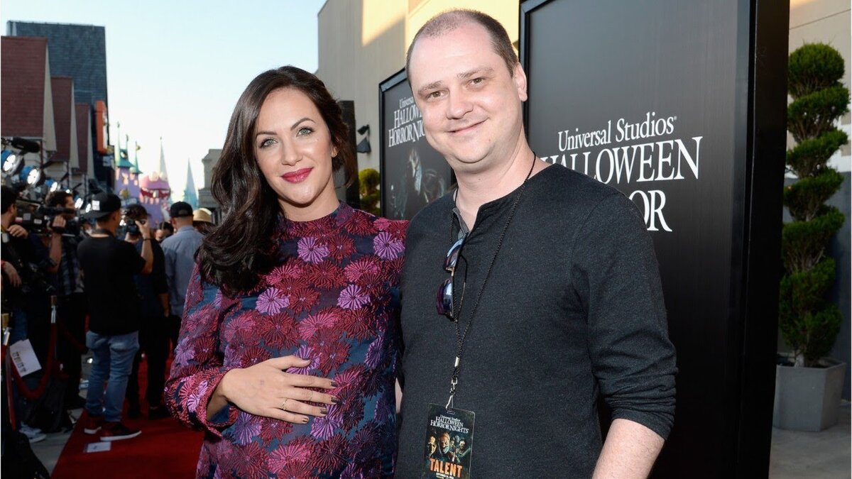 М. Флэнаган с женой, которую он очень любит снимать в своих проектах