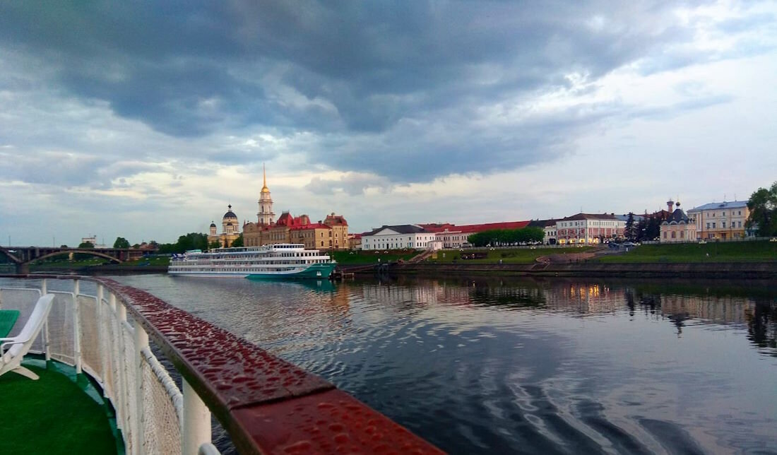 Вода рыбинск. Церковь в рыбинске с борта. теплоход. церковь в рыбинске с борта теплохода. череповец рыбинск по воде.
