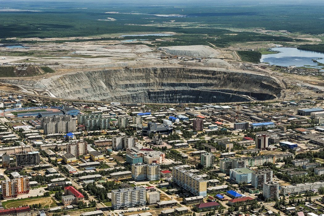 Город Мирный Якутия. Мирный Якутия кимберлитовая трубка. Город Мирный Якутия карьер. Город Мирный Якутия карьер мир.