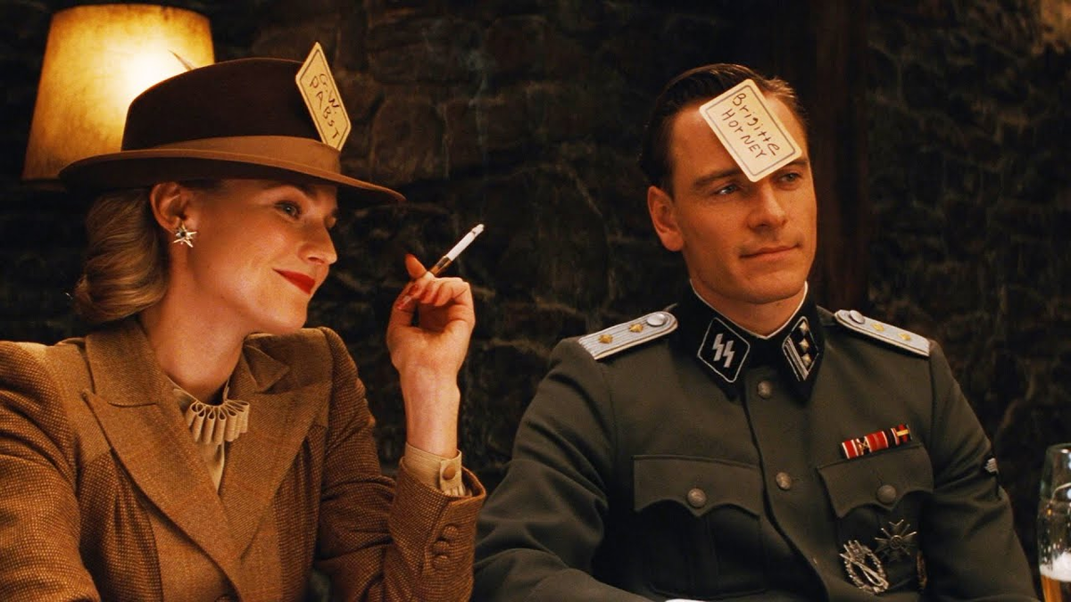 Он часто использует длинные затянутые сцены, чтобы сделать неожиданный поворот в сюжете. Например, в "Бесславных ублюдках" в середине фильма есть сцена, где новый персонаж, британский шпион (Майкл Фассбендер), находится в баре с немецкой кинозвездой (Диана Крюгер), и в процессе общения с другими немецкими солдатами они начинают играть в игру "Кто я?"