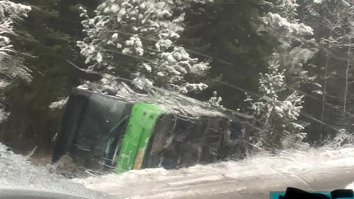     Из-за усугубившихся погодных условий автобус выехал в кювет во время движения по Салаирскому тракту. Пострадавших на месте происшествия нет. Водитель автобуса от помощи отказался.