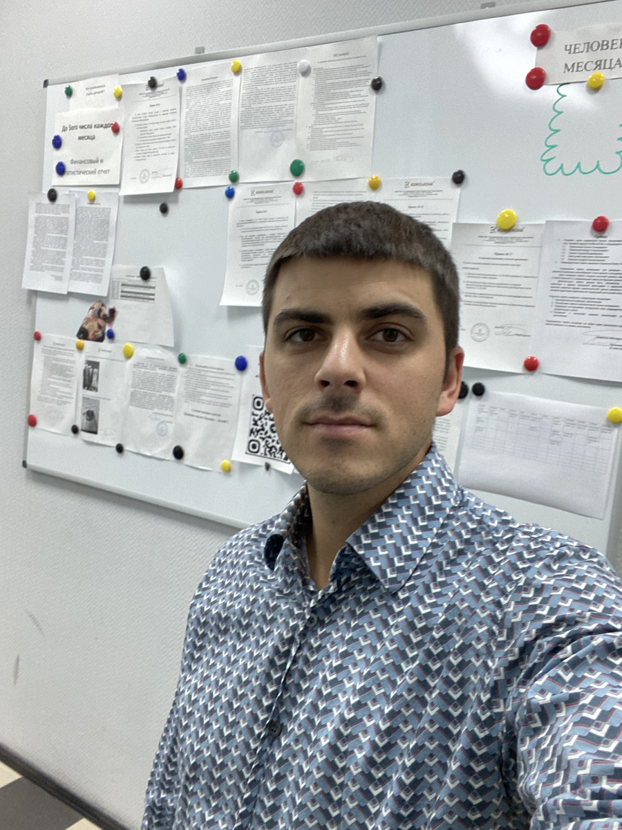 Типичный директор на фоне тонны корпоративных регламентов на стене