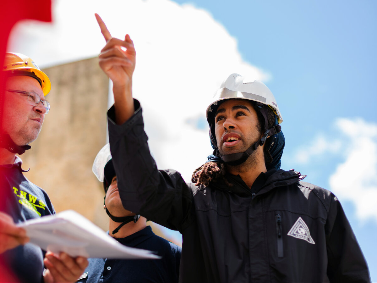 Средняя годовая зарплата 78 000 -123 000 канад. долларов в год.