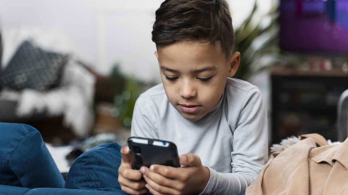 Телефонами окончание. Kid with Phone. Kids Phone. Phone for Kids.