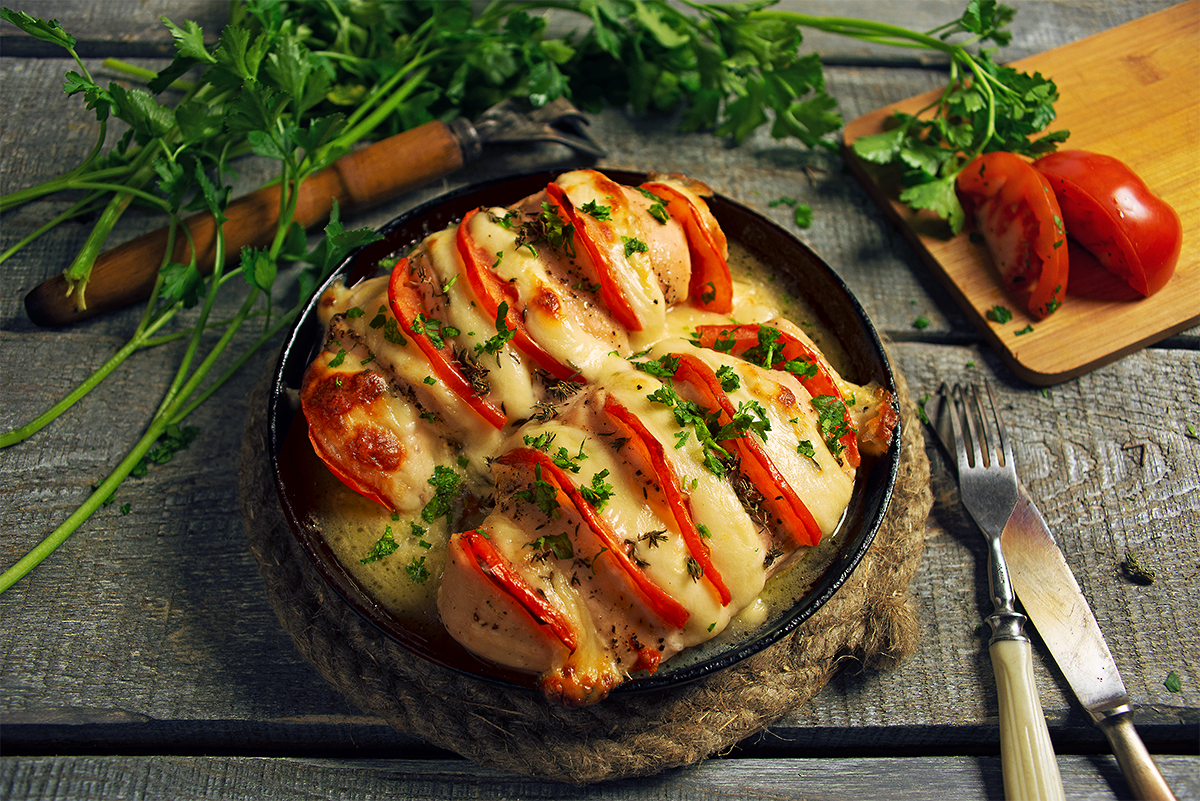 Запеченный баклажан с грудкой. Куриное Капрезе. Курица Капрезе. Курица Капрезе в духовке. Куриная грудка Капрезе с моцареллой и помидорами.