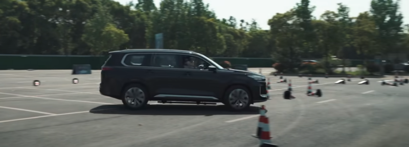 Exeed VX — большой внедорожник премиум-класса от компании Cherry. По размерам это тот же Toyota Land Cruiser Prado с длиной кузова почти 5 м.-3