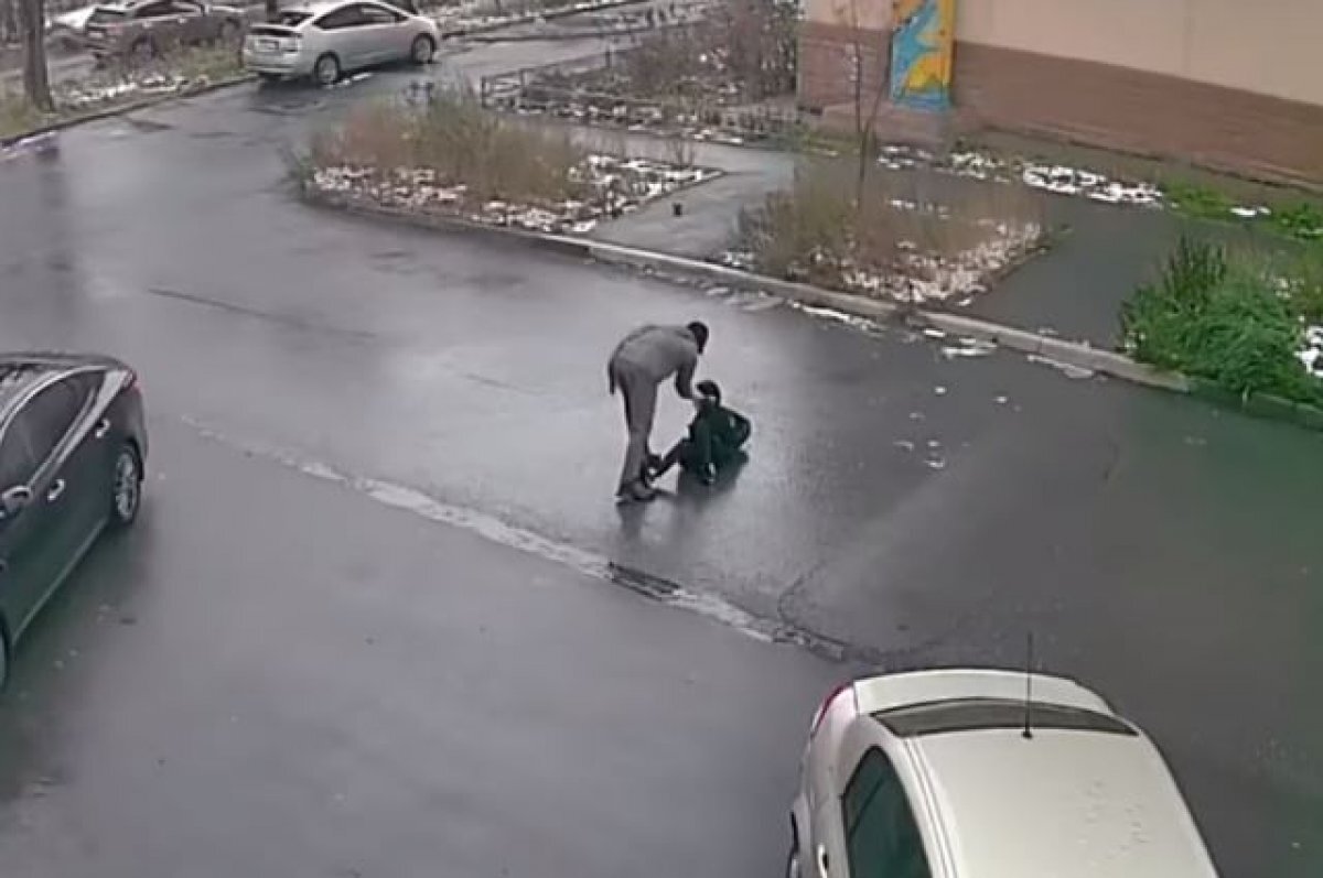    Мужчина свалил ребенка на землю и ударил по лицу.