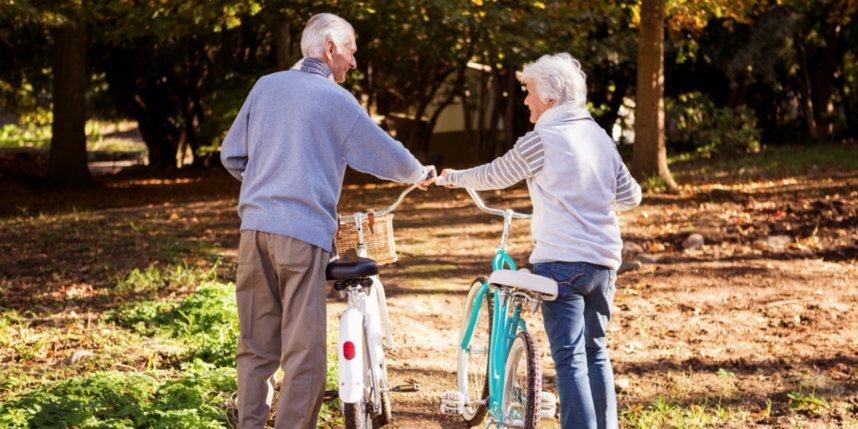    Как пожилые дамы ищут своего деда на сайте знакомств.Depositphotos