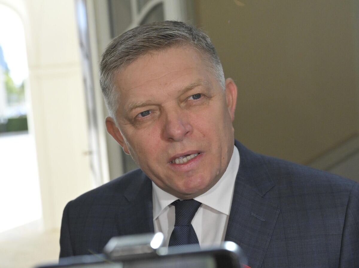    Лидер партии Smer Роберт Фицо после встречи с президентом Словакии Зузаной Чапутовой© AP Photo / CTK/Vaclav Salek