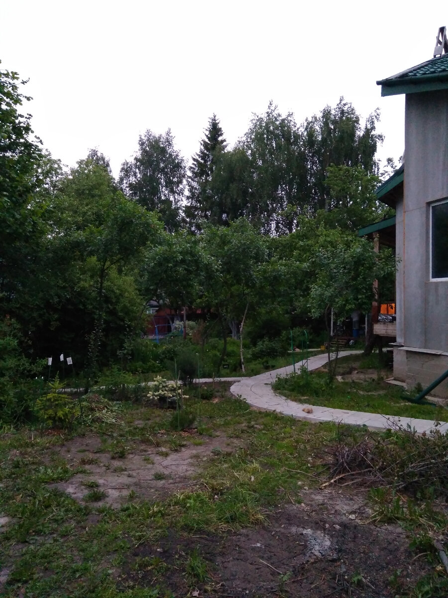 Стены дома у нас уже стояли.