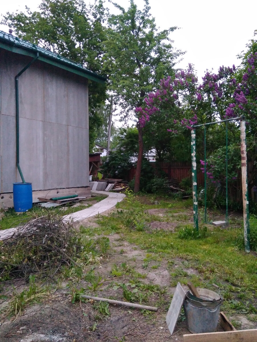 Качели от старых хозяев мы оставили. Это один из символов сада. Даже еще не перекрашивали.