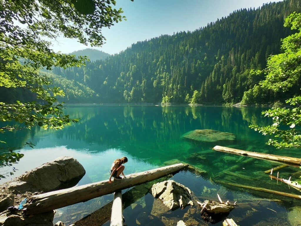 При посещении Абхазии, вам стоит обязательно посмотреть следующие достопримечательности:  Озеро Рица Озеро Рица — это великолепное горное озеро, расположенное в Гудаутском районе Абхазии.-4
