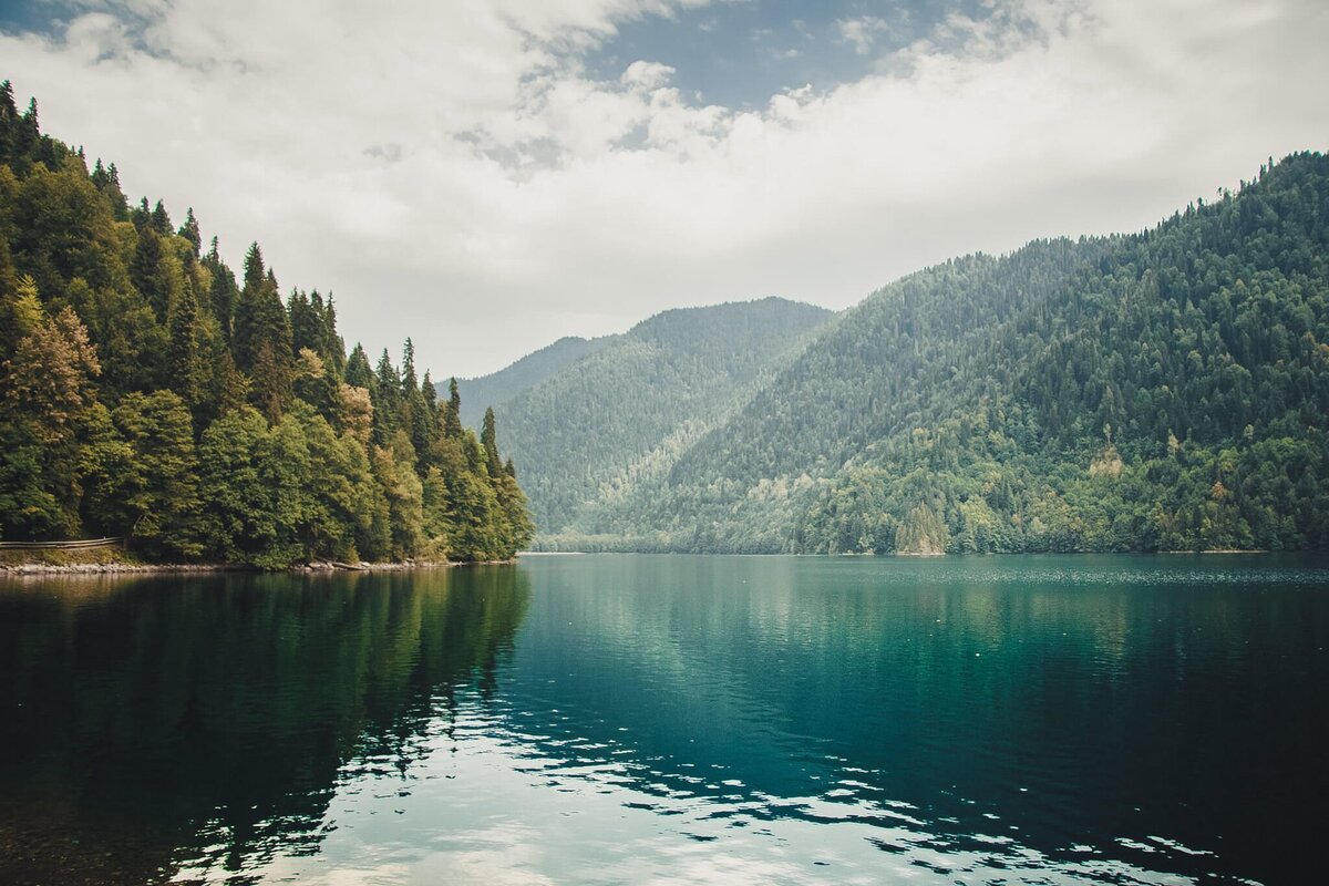 При посещении Абхазии, вам стоит обязательно посмотреть следующие достопримечательности:  Озеро Рица Озеро Рица — это великолепное горное озеро, расположенное в Гудаутском районе Абхазии.-2