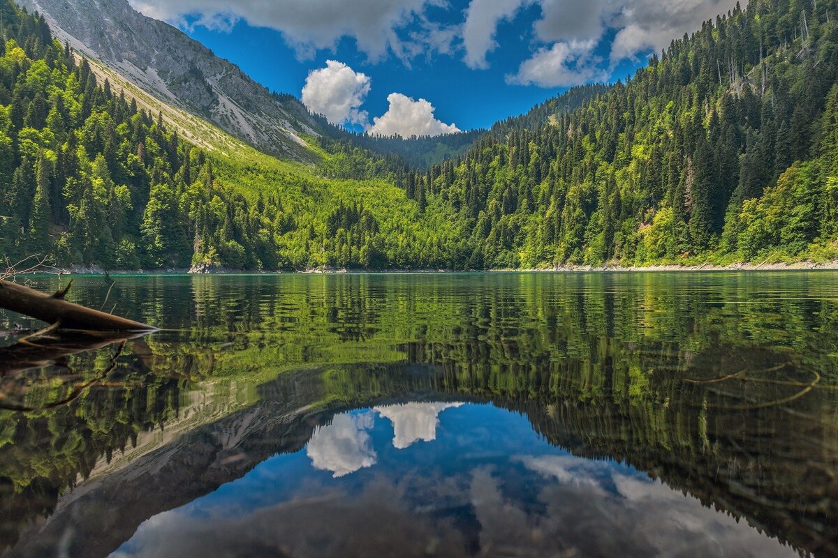 При посещении Абхазии, вам стоит обязательно посмотреть следующие достопримечательности:  Озеро Рица Озеро Рица — это великолепное горное озеро, расположенное в Гудаутском районе Абхазии.-3