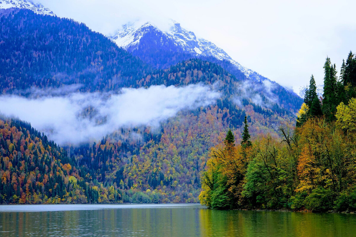 При посещении Абхазии, вам стоит обязательно посмотреть следующие достопримечательности:  Озеро Рица Озеро Рица — это великолепное горное озеро, расположенное в Гудаутском районе Абхазии.-5