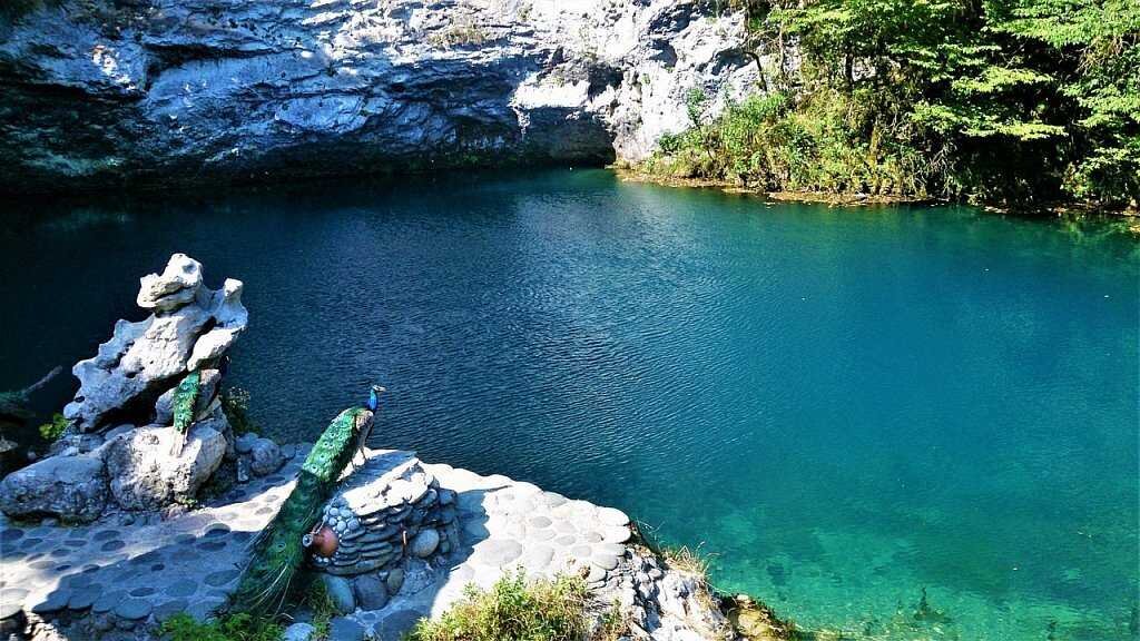 При посещении Абхазии, вам стоит обязательно посмотреть следующие достопримечательности:  Озеро Рица Озеро Рица — это великолепное горное озеро, расположенное в Гудаутском районе Абхазии.-6