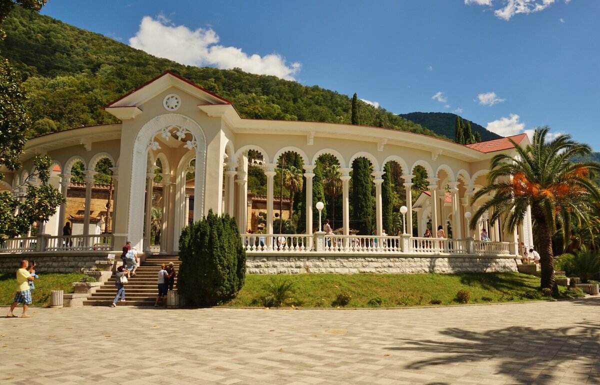 При посещении Абхазии, вам стоит обязательно посмотреть следующие достопримечательности:  Озеро Рица Озеро Рица — это великолепное горное озеро, расположенное в Гудаутском районе Абхазии.-25