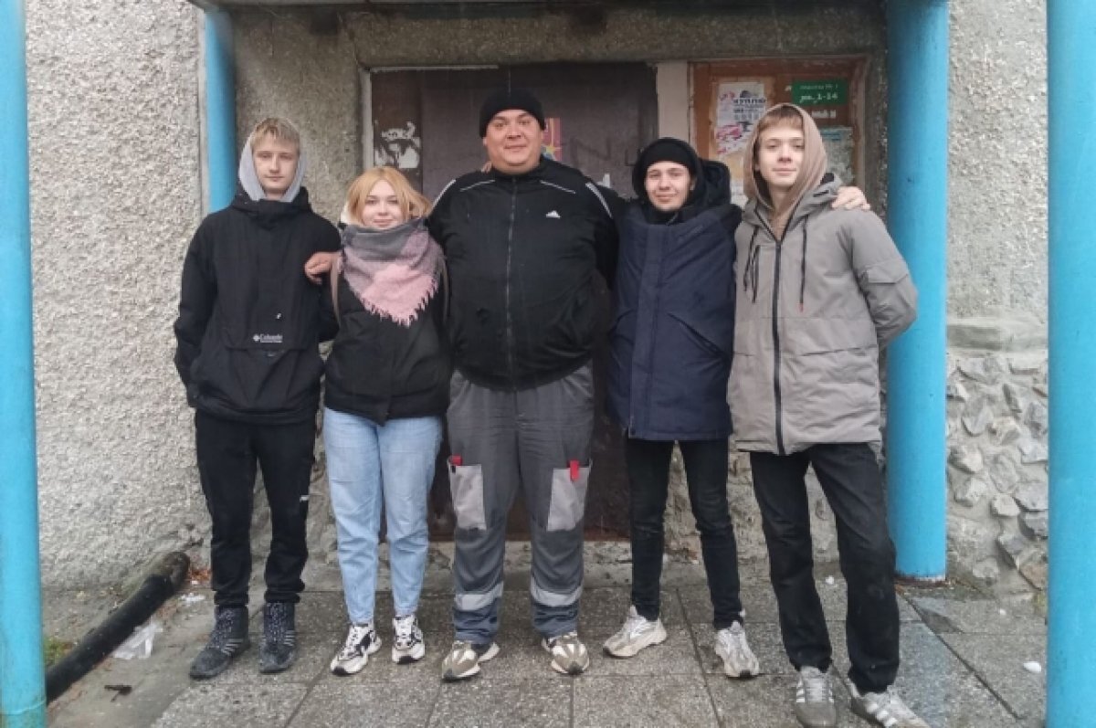    Александр Серёжкин (в центре) и его далеко не полная команда.