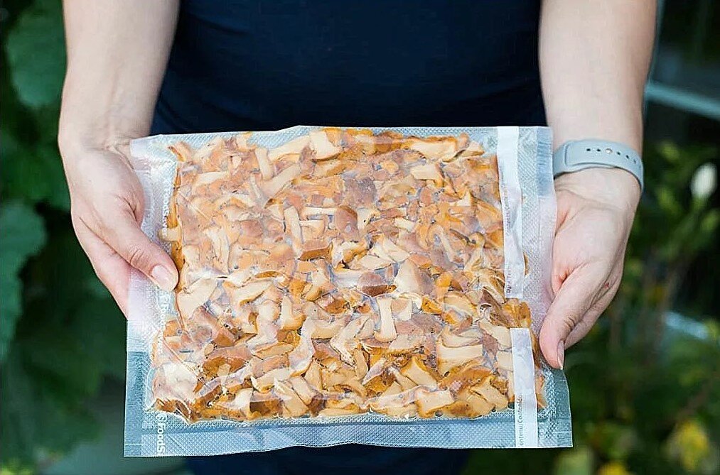 Как хранить сушеные грибы. Вакуумная упаковка грибов. Грибы в вакуумной упаковке. Вакуумном пакете грибы. Хранение грибов в вакуумной упаковке
