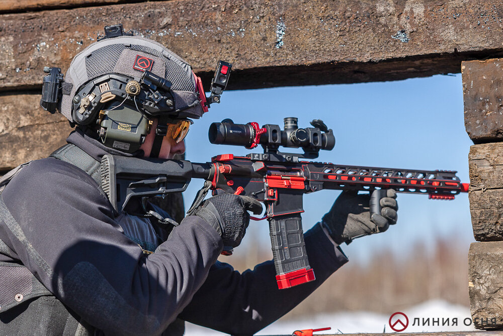 Наушники Sordin Supreme Pro-X установлены на шлем через специальные адаптеры.