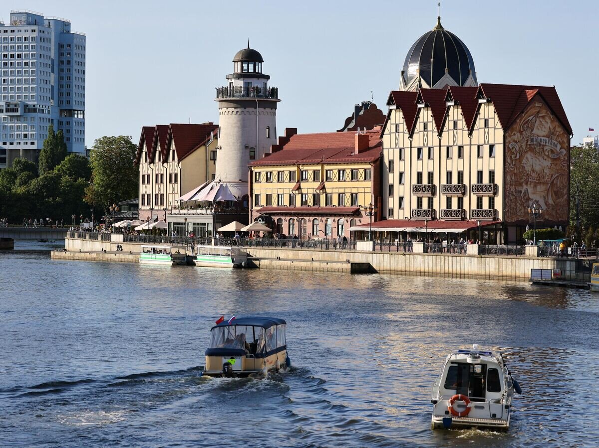    Туристы в Рыбной деревне в Калининграде© РИА Новости / Виталий Невар