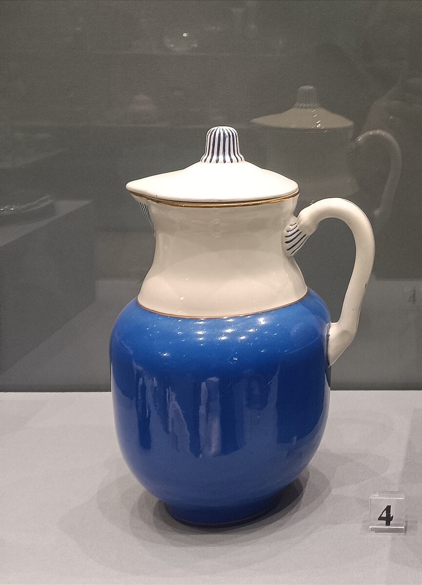 Кувшин, 1934 г. Чайков И.М. Конаковская фаянсовая фабрика им. М.И. Калинина, Фаянс, роспись надглазурная, позолота. Музей керамики в усадьбе "Кусково". Фото Н.Ломоносовой. 2023.