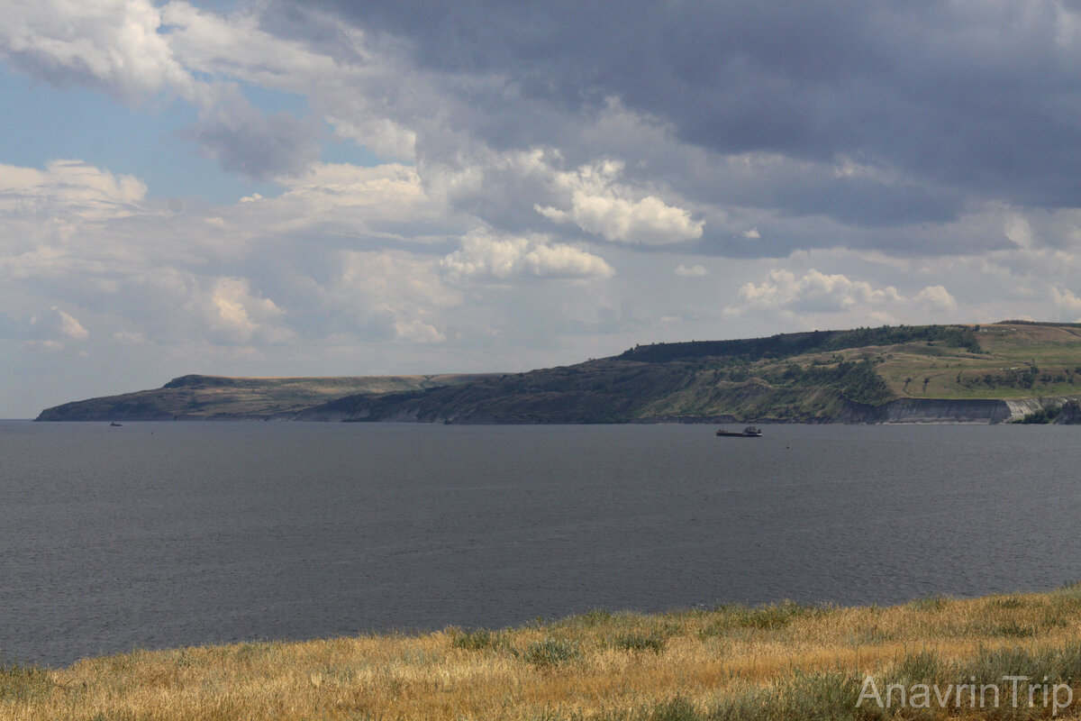 Берег Волги. Вдали - утес Степана Разина
